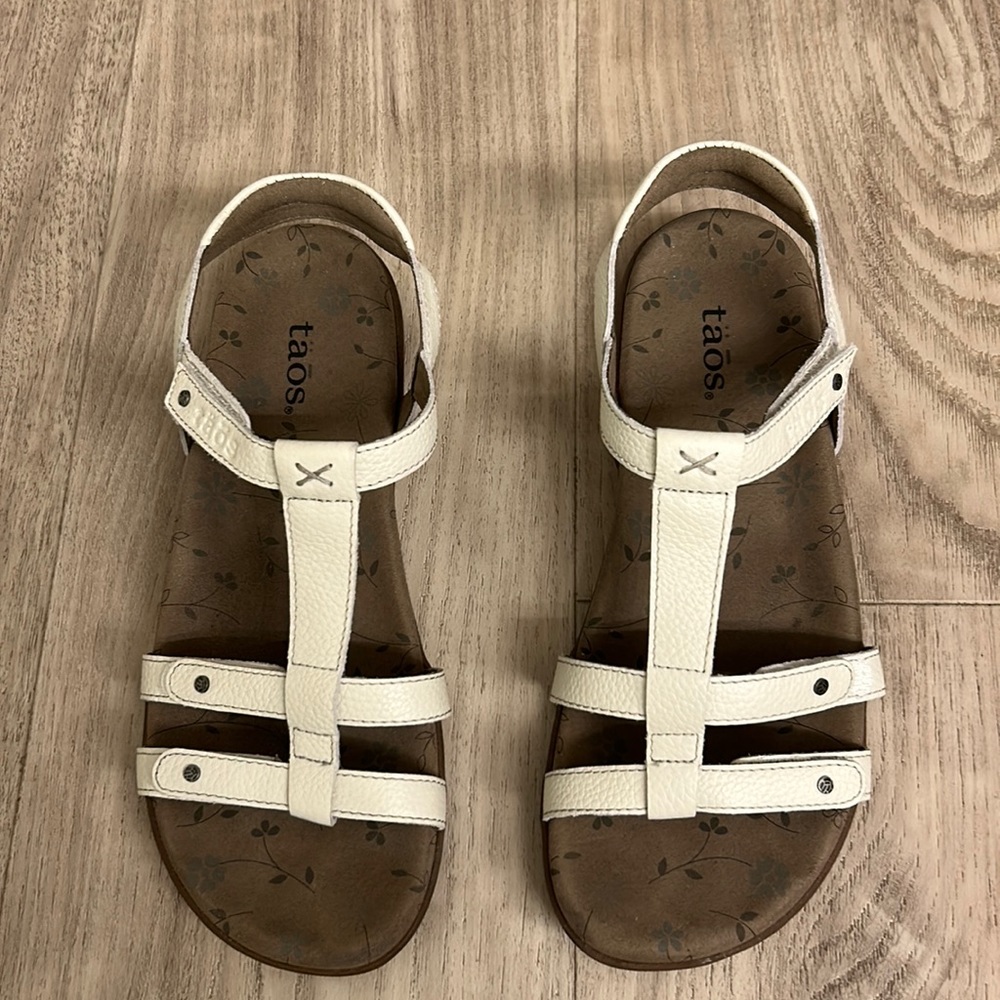 Taos sandals. Size 7. White leather.